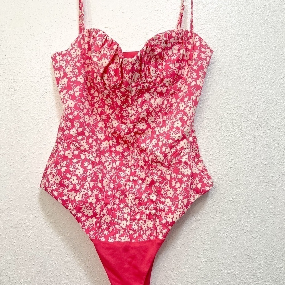 NWT Zara Pink Floral Bodysuit
Sweetheart Neck Top Small
